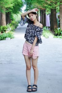 漂亮人妻CC姐粉色短裤花园秀腿2[第4张/共54张]