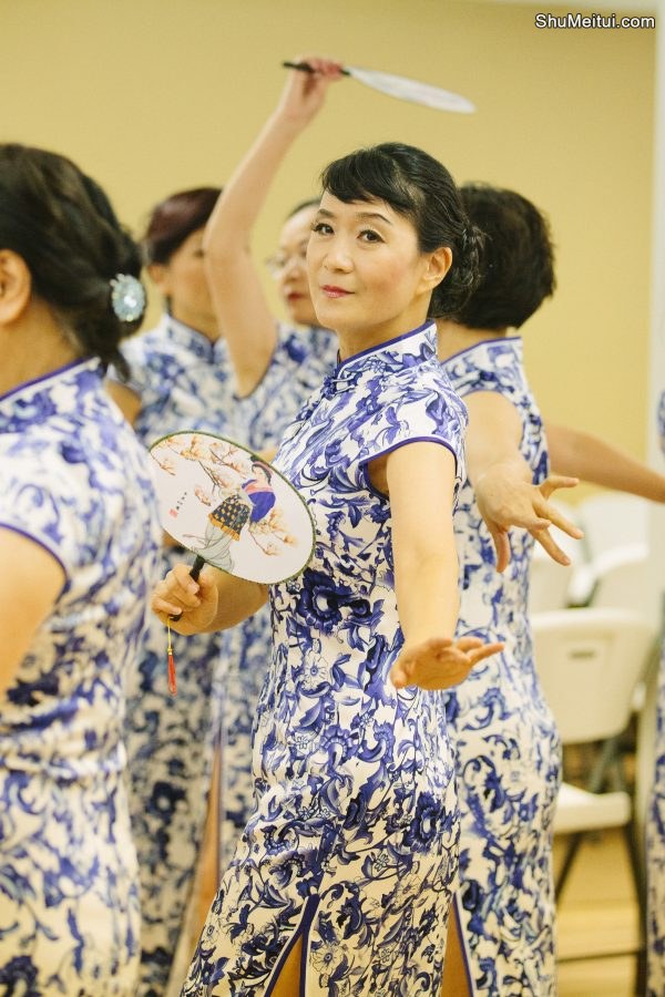 何姐和她的朋友们统一身着青花瓷旗袍排练[第25张/共35张]