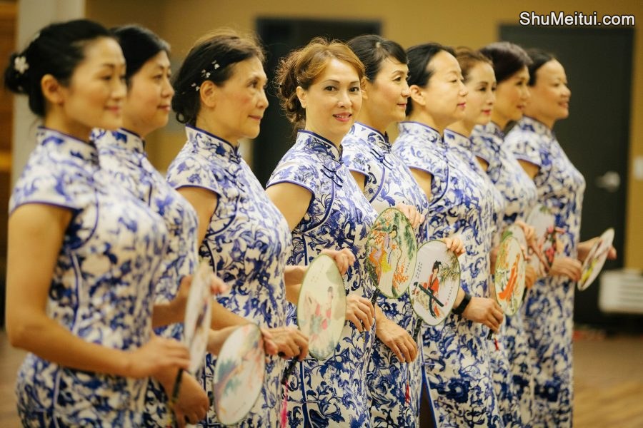 何姐和她的朋友们统一身着青花瓷旗袍排练[第9张/共35张]