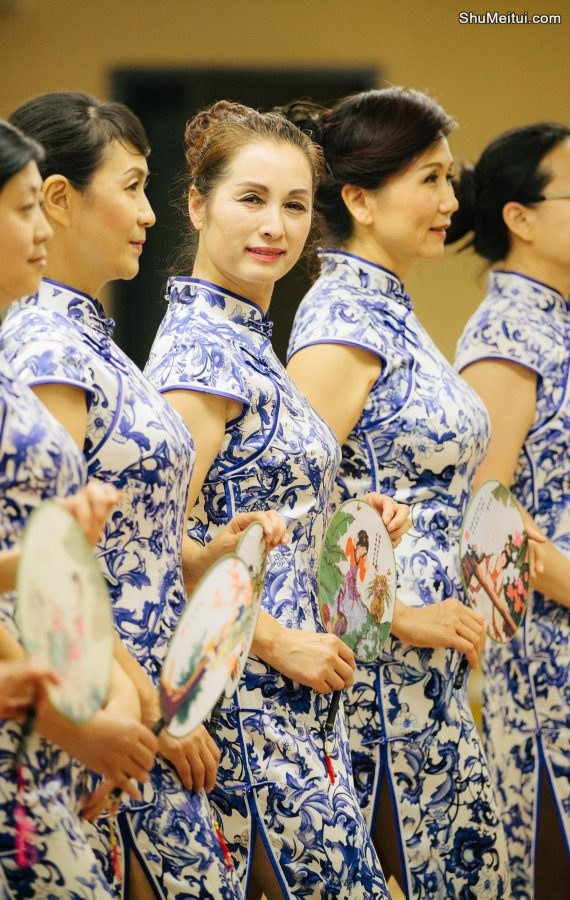 何姐和她的朋友们统一身着青花瓷旗袍排练[第10张/共35张]