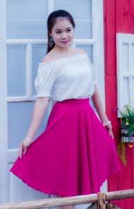 越南河内的可爱小阿妹，白衣红裙纯天然