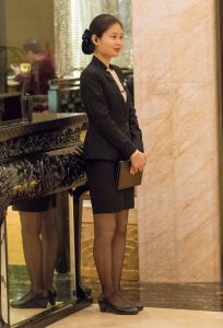 酒店大厅的美女接待员一个个都是黑色丝袜和长腿，身材很婀娜哦