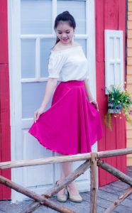 越南河内的可爱小阿妹，白衣红裙纯天然