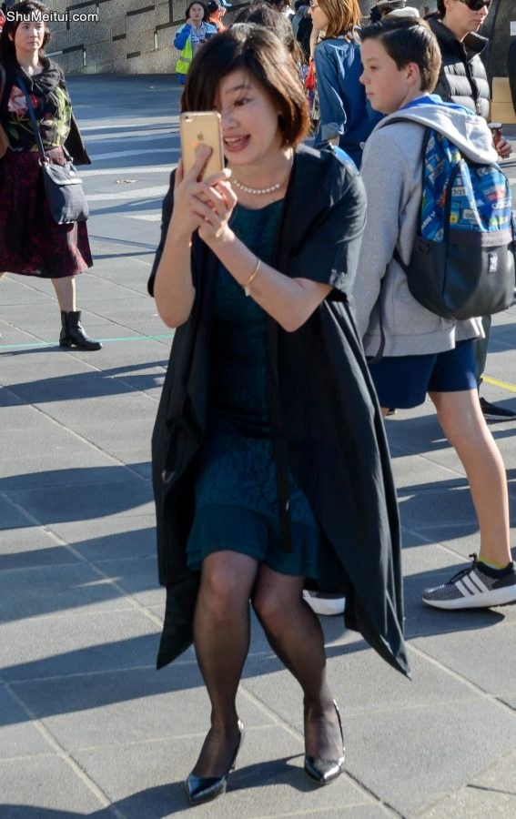 广场上的美妇女公务员黑色丝袜搭配高跟鞋很诱惑男性哦[第4张/共6张]