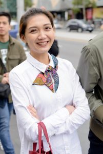 纽约街头的华裔美妇，美腿高颜值尤其是她的微笑让人为之倾倒