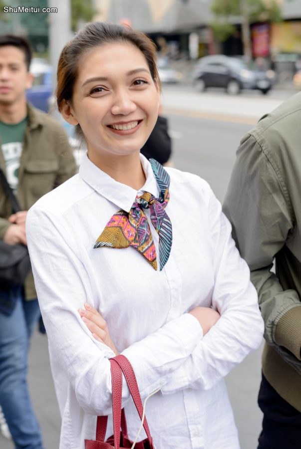 纽约街头的华裔美妇，美腿高颜值尤其是她的微笑让人为之倾倒[第4张/共5张]