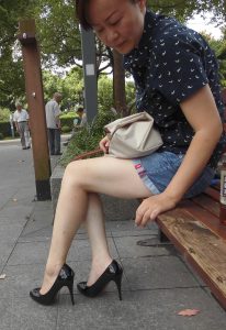 在公园长椅上休息的白腿大姐 细高跟好看腿又白