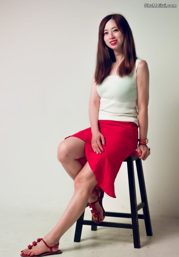 堂堂在韩国旅行时的照片身穿红裙红裙气质迷人[第3张/共11张]