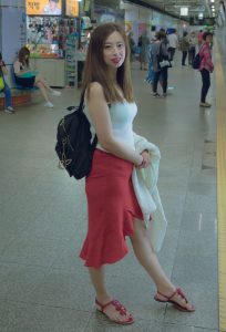 堂堂在韩国旅行时的照片身穿红裙红裙气质迷人
