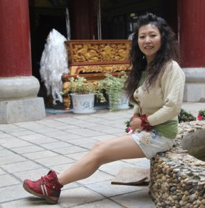 成熟的大姐在香格里拉旅游时拍的照片,穿上牛仔热裤秀美腿