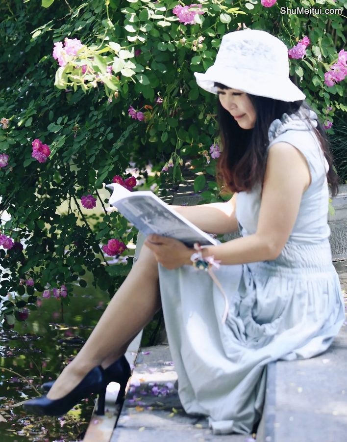 爱读书的美女大姐腿穿肉丝配高跟公园写真[第2张/共4张]