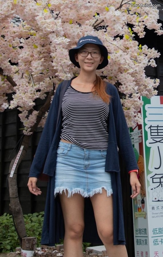 戴眼镜的人妻在日本旅行时穿牛仔短裙露大白腿[第7张/共8张]