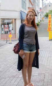 穿着牛仔热裤秀匀称修长玉腿的姐姐在日本旅行